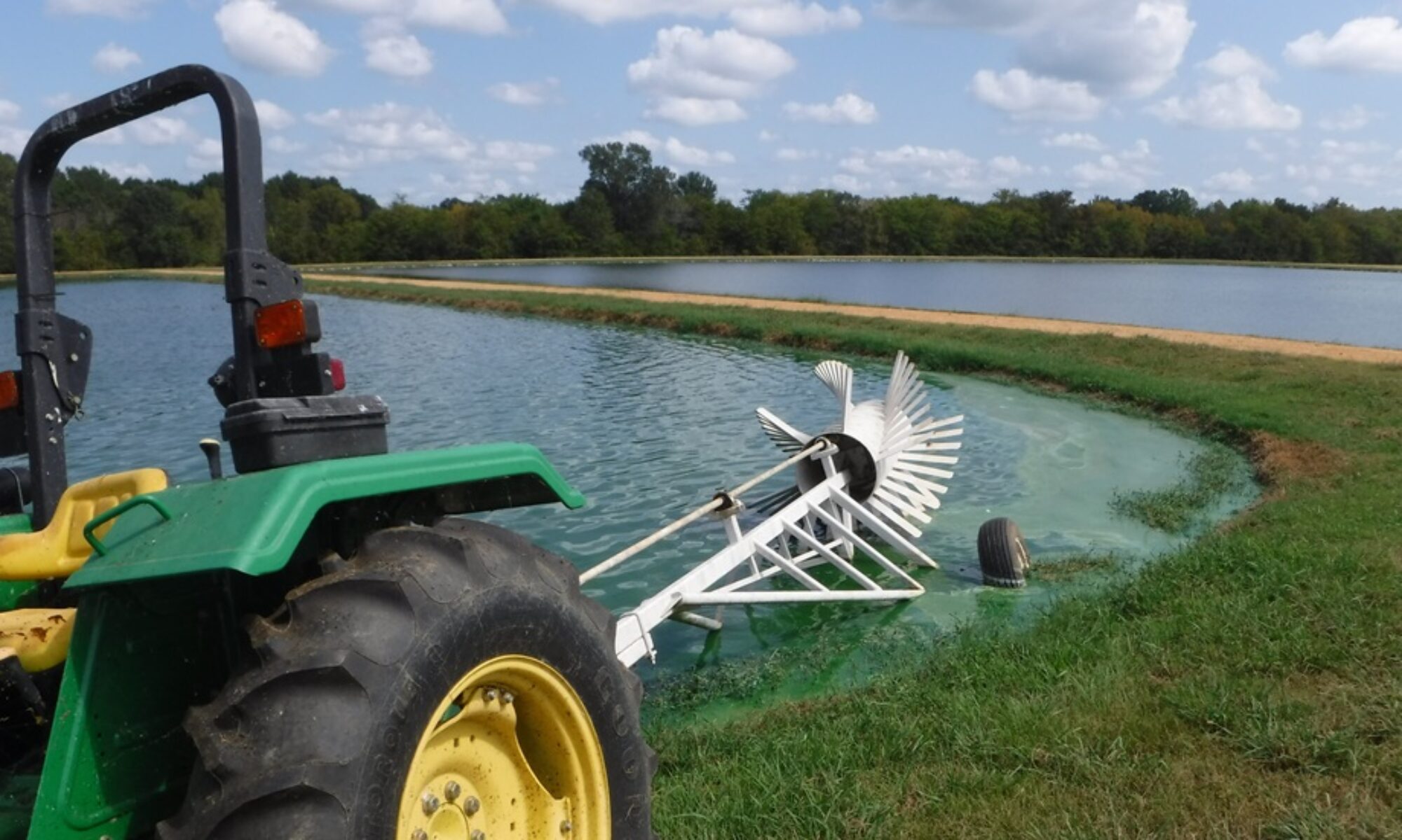 Aquaculture pond tractor aerator